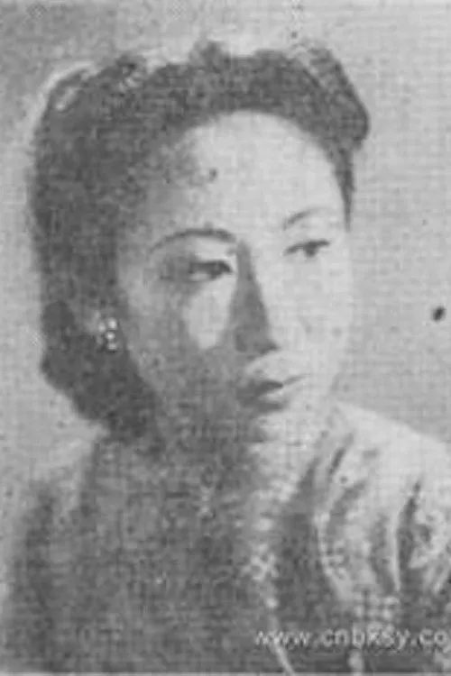 Mo Chou interpretando a Grandma Chen