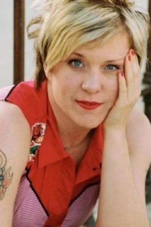 A. Hans Scheirl ha trabajado con Mo Fischer en 1 ocasiones