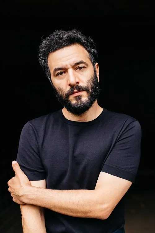 Mohamed Achour interpretando a Dr. Hamed