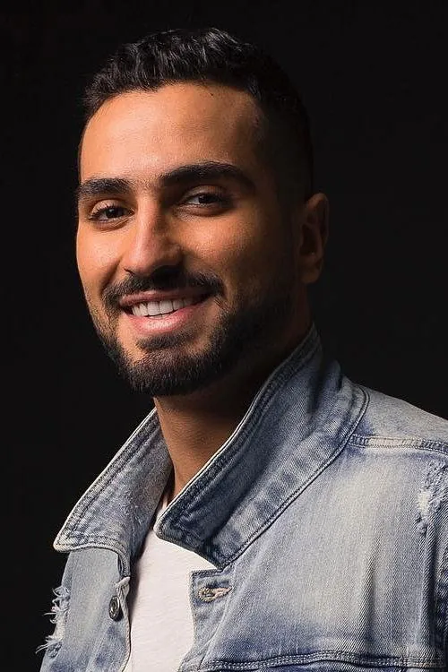 Mohamed Al Sharnuby interpretando a 