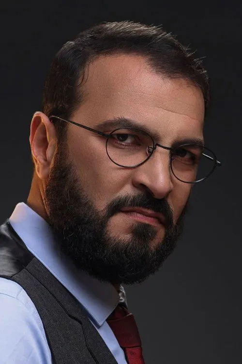 Mohamed Bounoughaz interpretando a Khaled
