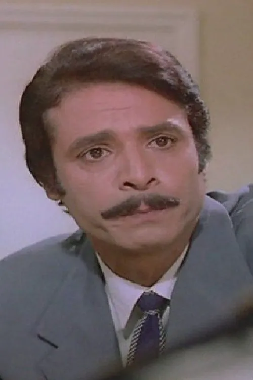 Mohamed Hamdy interpretando a ????