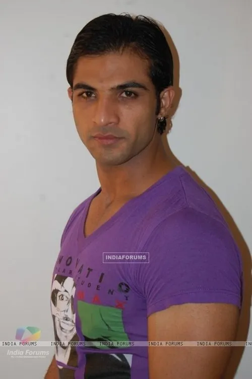 Mohamed Nazim — personaje: Saksham Keshav Modi