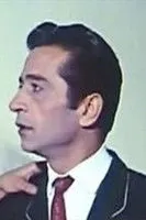 Mohammad Al Dukesh interpretando a