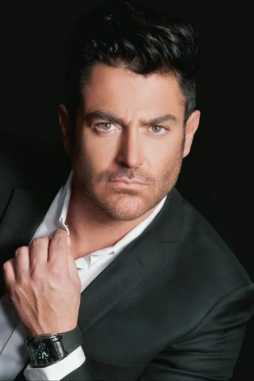 Mohammadreza Golzar interpretando a 