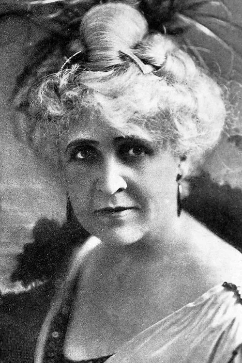 Mollie McConnell interpretando a Conchita's Mother