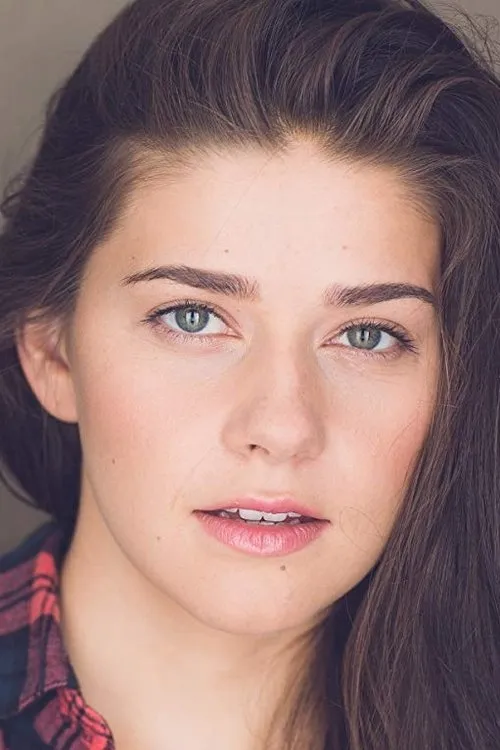 Molly Brown interpretando a Young Martha Reiser