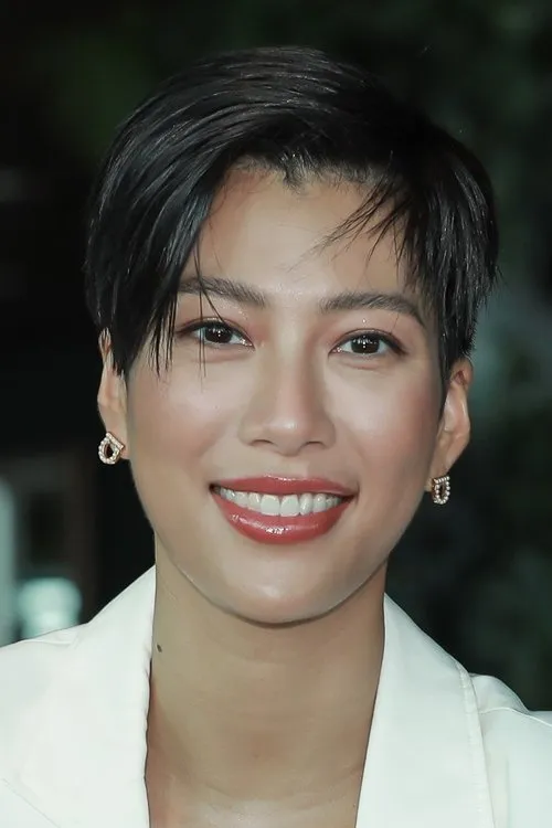 Molly Chiang interpretando a Lu Mei Ru