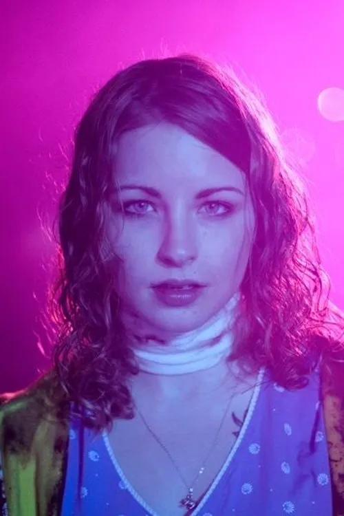 Molly Dunsworth interpretando a 