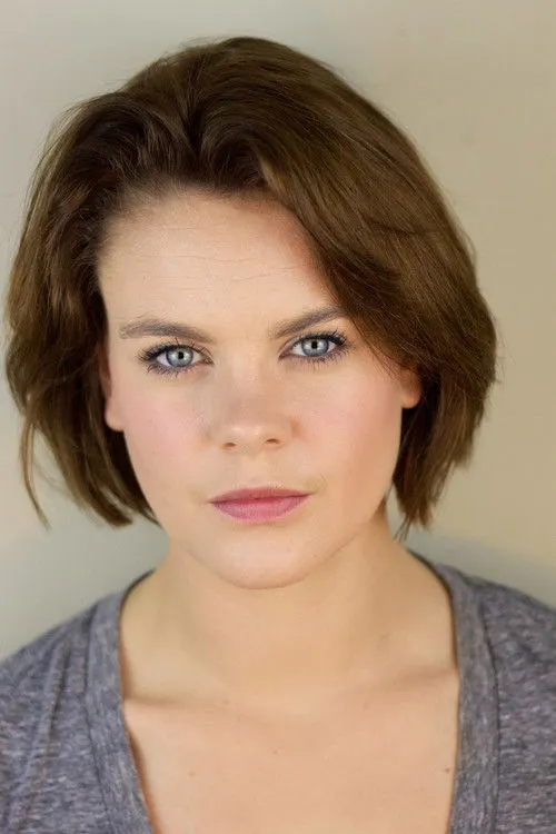 Molly Hanson interpretando a Professor Jennifer Connelly