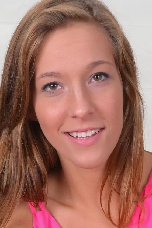 Molly Manson interpretando a 