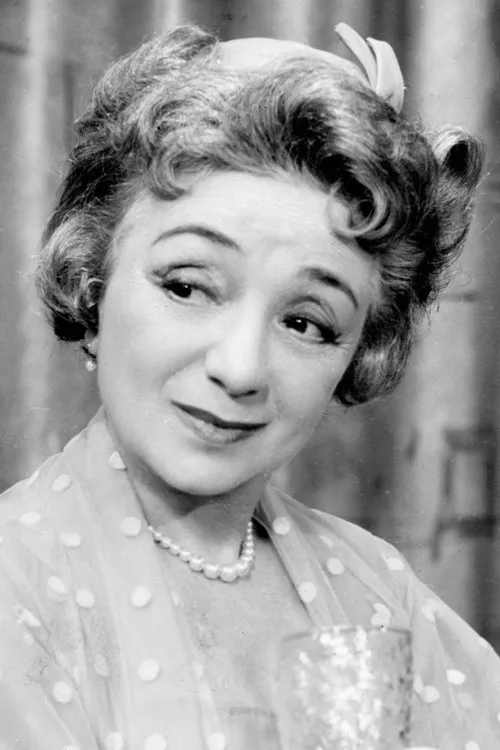 Molly Picon interpretando a Self (archive footage)