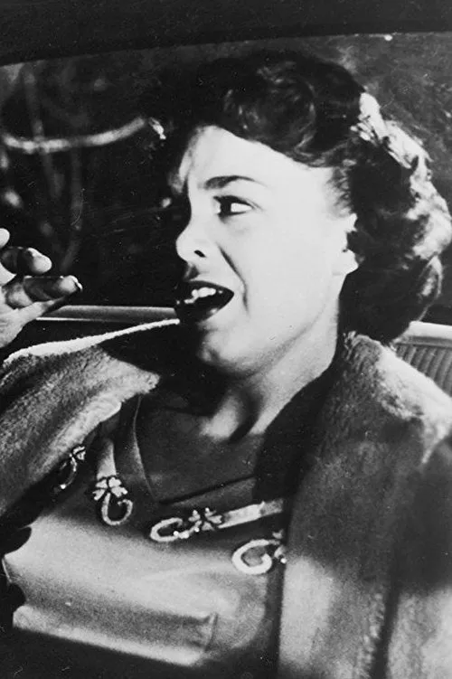 Mona McKinnon interpretando a Miss Willis