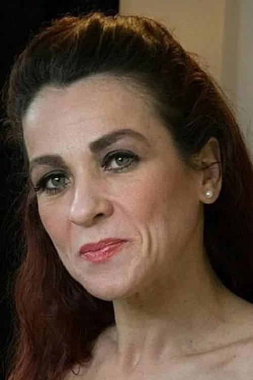 Monica Bollocksy interpretando a 