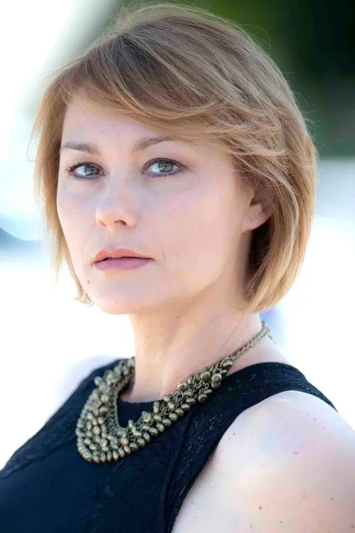 Monica Carpanese interpretando a Dottoressa bandiera