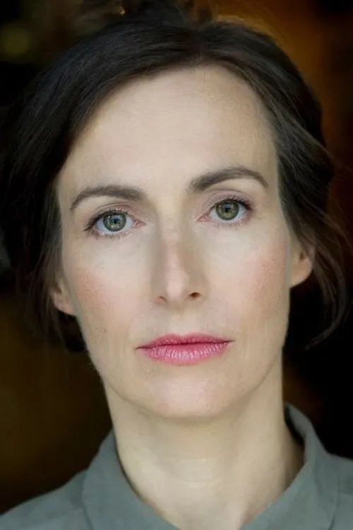 Monica Reyes interpretando a Karin