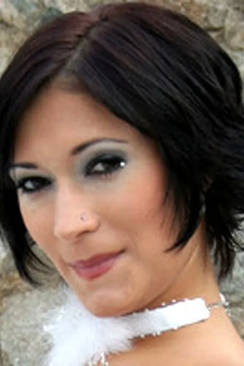 Monica Spice interpretando a Monika