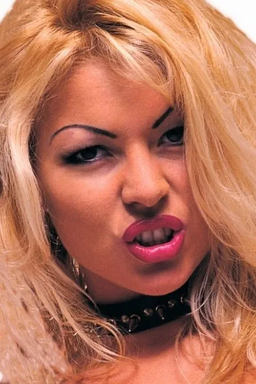 Monique Covét interpretando a 