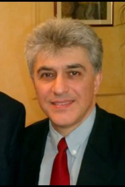 Moojan Momen interpretando a Himself