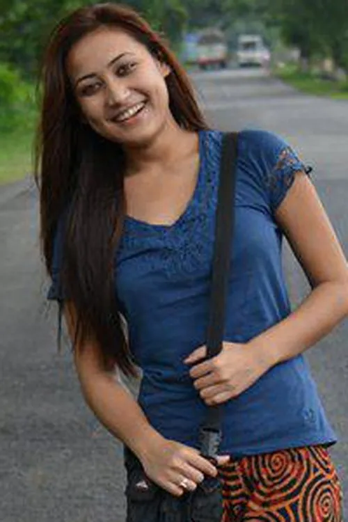 Moonmi Phukan interpretando a Emon