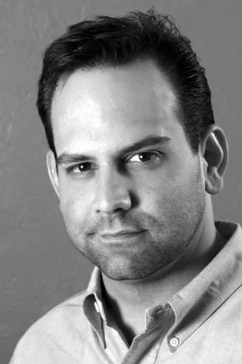 Morgan Brown interpretando a Reynolds