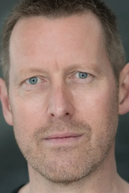 Morgan Jones interpretando a The Detective