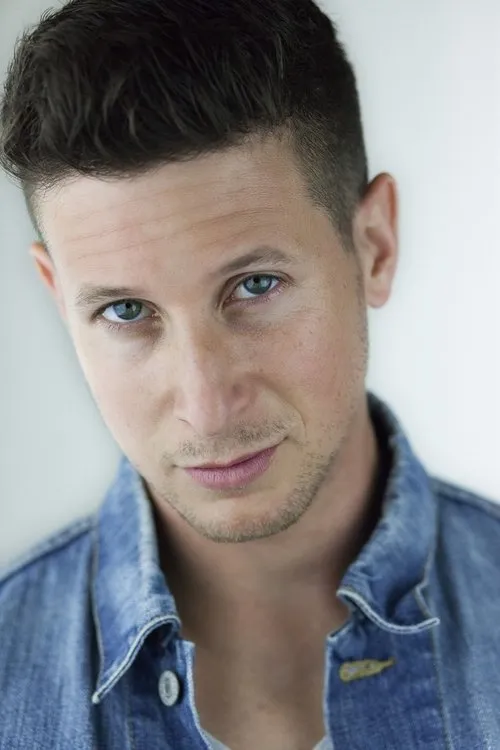 Morgan West interpretando a