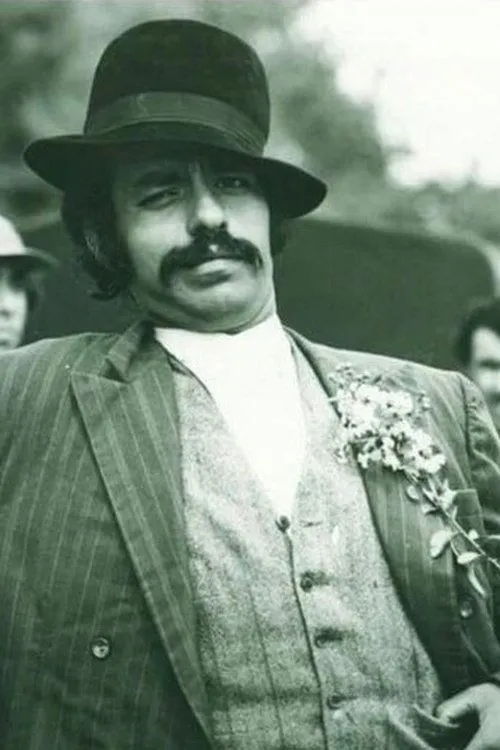 Morteza Aghili interpretando a Morteza