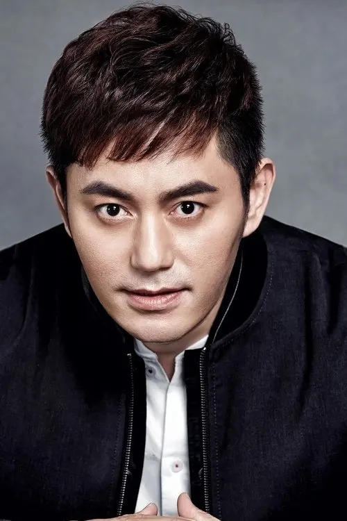 Mou Fengbin interpretando a 