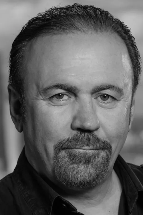 Stephen Hoye ha trabajado con Mozaffar Shafeie en 1 ocasiones