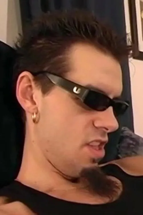 Mr. Chris interpretando a