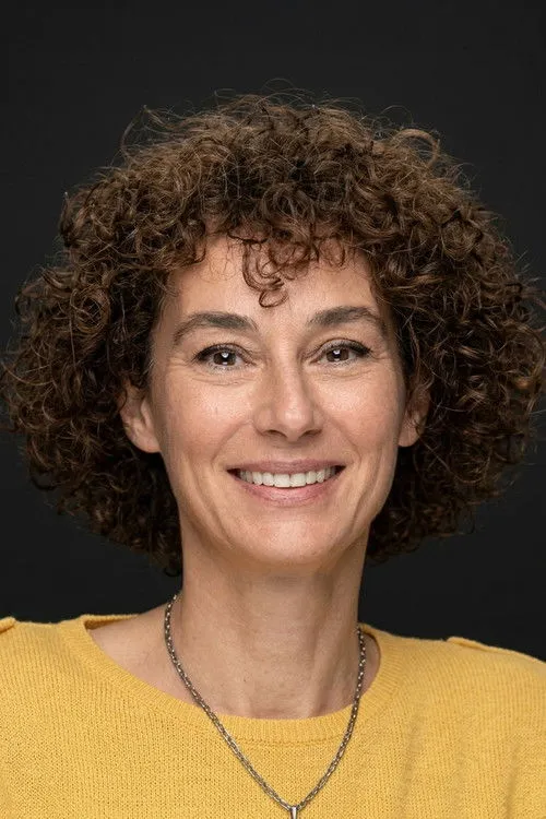 Müdrike Coşansu interpretando a Zeynep (Ses)