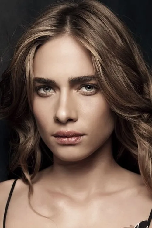 Müge Boz interpretando a Su