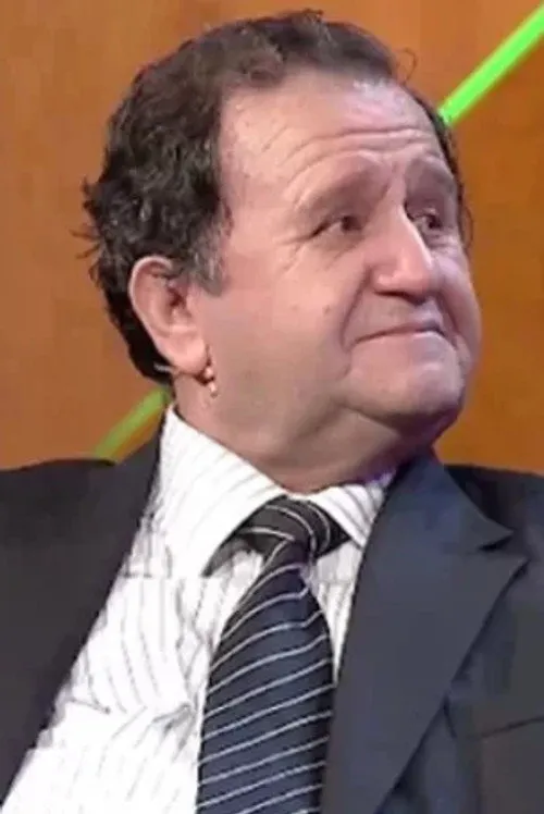 Muharrem Hoxha interpretando a Habibi