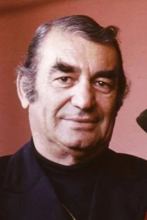 Muhip Arcıman interpretando a