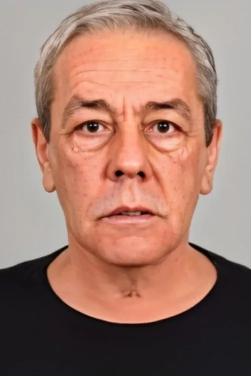 Münir Akça interpretando a 