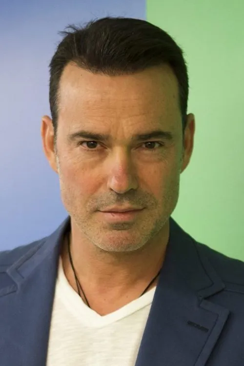 Murat Başoğlu interpretando a Faruk