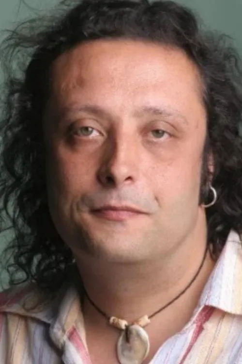 Murat Şen interpretando a Hikmet