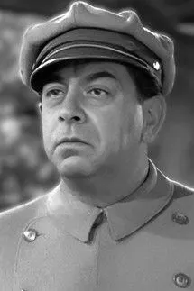 Murray Leonard interpretando a The Derelict