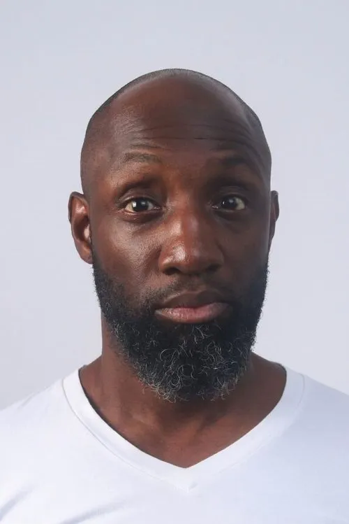 Murth Mossel interpretando a Agent Greg