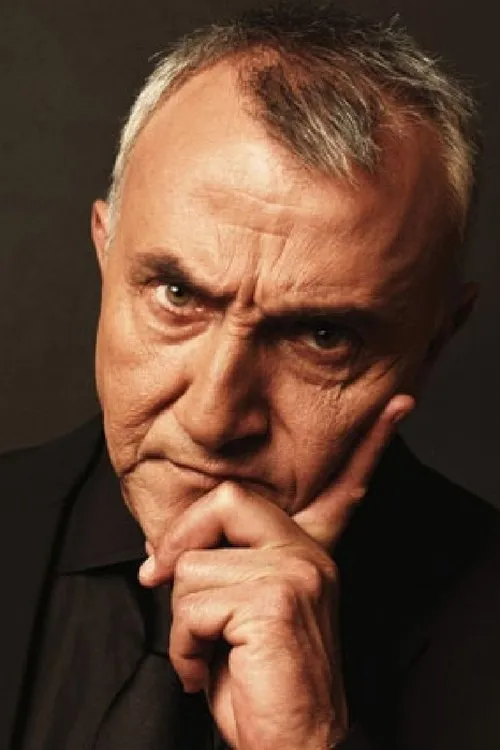 Mustafa Alabora interpretando a Behçet Aysan