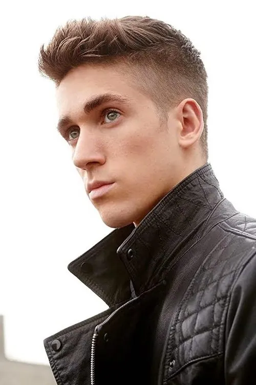 Myles Erlick interpretando a Quinn