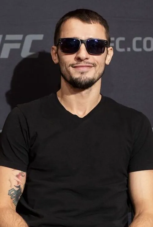 Myles Jury interpretando a Self