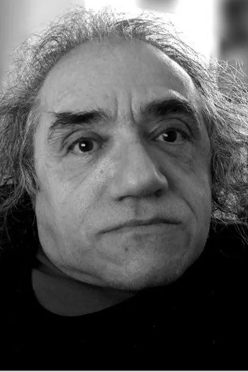 Nabil Shaban interpretando a George