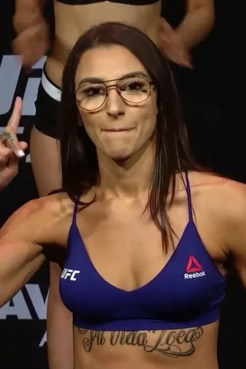 Nadia Kassem interpretando a Self