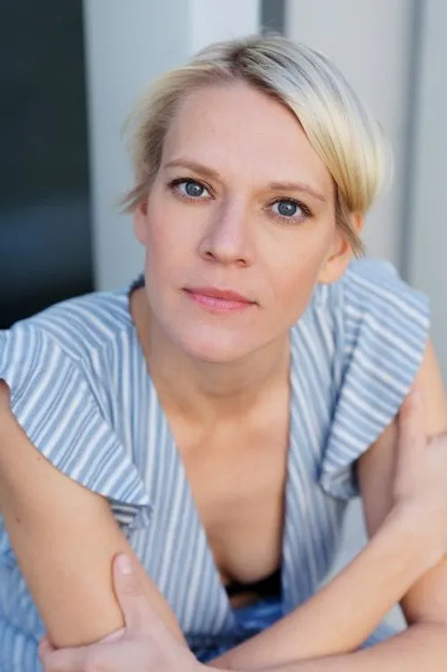 Nadine Boske interpretando a Friederike