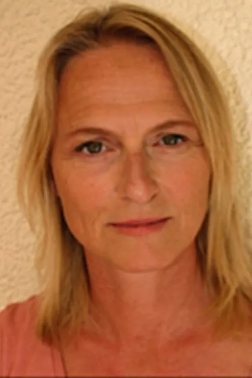 Nadine Emin interpretando a Patronne de l'hôtel