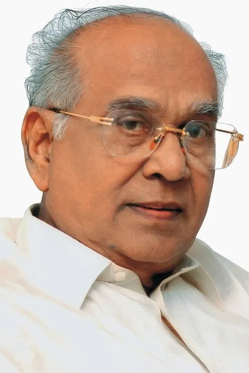 Nageshwara Rao Akkineni interpretando a Chief Minister Satya Murthy