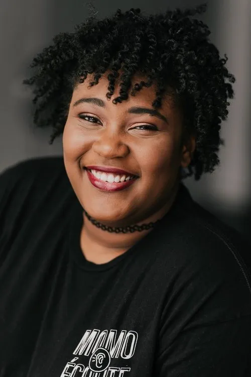 Naïla Rabel interpretando a Laura