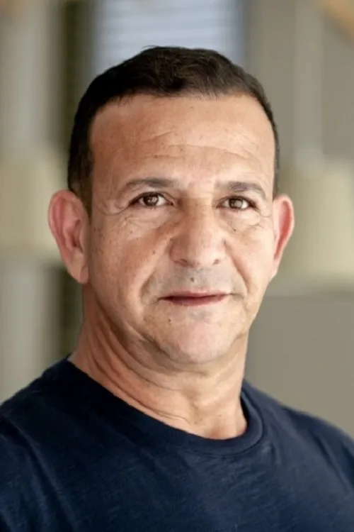 Najib Amhali interpretando a Elon Teslison